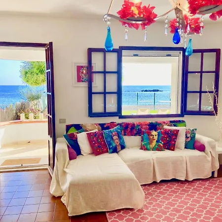 Paradise Beachfront Villa, Porto Columbu, Sardinia בית נופש